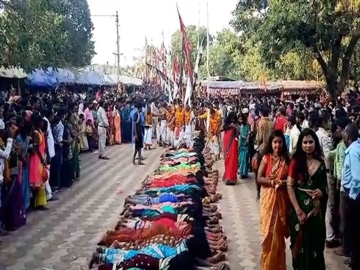 Chhattisgarh Priest Viral Video Women Lay Down on Ground Allows Priests to Walk on Them in Hope to Have Baby সন্তান লাভের আশায় ভূমিশয্যায় মহিলারা, উপর দিয়ে হাঁটছেন পুরোহিত-ওঝা! আজব কুসংস্কার ছত্তিশগড়ে