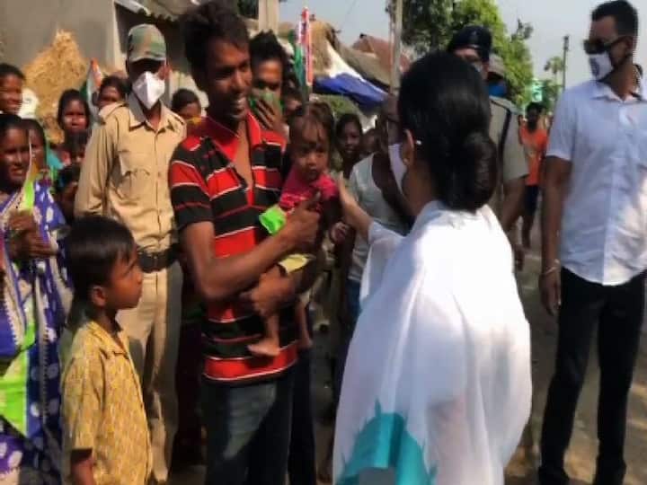 বাঁকুড়ার খাতরার সভার আগে সর্দারপাড়া আদিবাসী গ্রামে যান মুখ্যমন্ত্রী মমতা বন্দ্যোপাধ্যায়। খাটিয়ায় বসে কথা বলেন গ্রামবাসীদের সঙ্গে। তাঁদের অভাব-অভিযোগের কথা শোনেন। 