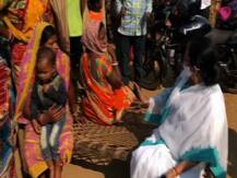 বাঁকুড়ায় আদিবাসী গ্রামে মমতা, খাটিয়ায় বসে কথা গ্রামবাসীদের সঙ্গে,শুনলেন অভাব-অভিযোগ