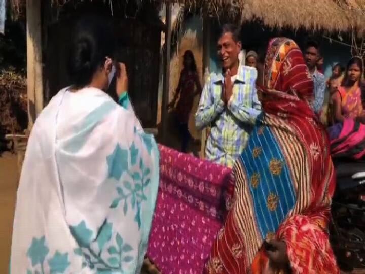মমতা বলেন, এবছরই ১০ লক্ষ বাড়ি তৈরি করে দেওয়া হবে। তাঁরাও বাড়ি পাবেন। যাদের মাটির বাড়ি তাঁদের জন্য আগে ব্যবস্থা করা হবে।  করোনা পরিস্থিতি নিয়েও খোঁজখবর নেন। গ্রামবাসীরা জানান, সেখানেই এর প্রভাব খুব একটা নেই। 