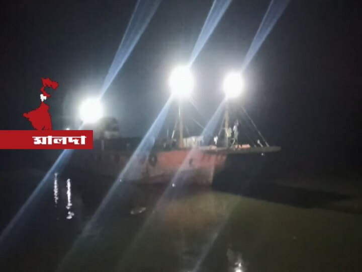 Boat Capsize at the Ganges in Malda, a few persons are missing মালদার মানিকচকে হাইড্রোলিক পাটাতন খুলে ভেসেল থেকে জলে পড়ে গেল বেশ কয়েকটি লরি, বেশ কয়েকজন চালক ও খালাসি সাঁতরে পাড়ে উঠেছেন