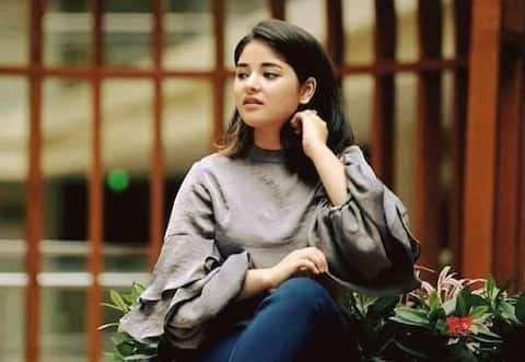 জায়রা ওয়াসিম-  বলিউডকে বিদায় জানিয়েছেন এই অভিনেত্রী। সম্প্রতি তিনি অভিযোগ করেছেন, বিমানে তাঁর এক সহযাত্রী তাঁকে যৌন হেনস্থা করেছে। ওই ঘটনার প্রেক্ষিতে একটি ভিডিও প্রকাশ করেছিলেন জায়রা। যা সোশ্যাল মিডিয়ায় ভাইরাল হয়েছিল।