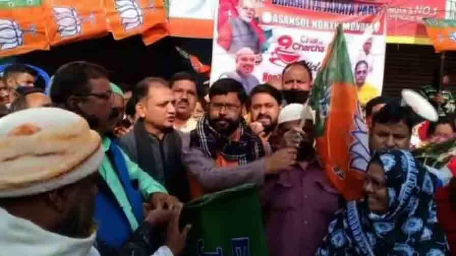 West Burdwan: Hundreds of people belong Minority Section Leave TMC Join BJP Muslims Join BJP: তৃণমূল ছেড়ে বিজেপিতে আসানসোলের কয়েক'শ সংখ্যালঘু, গুরুত্ব দিতে নারাজ শাসক শিবির