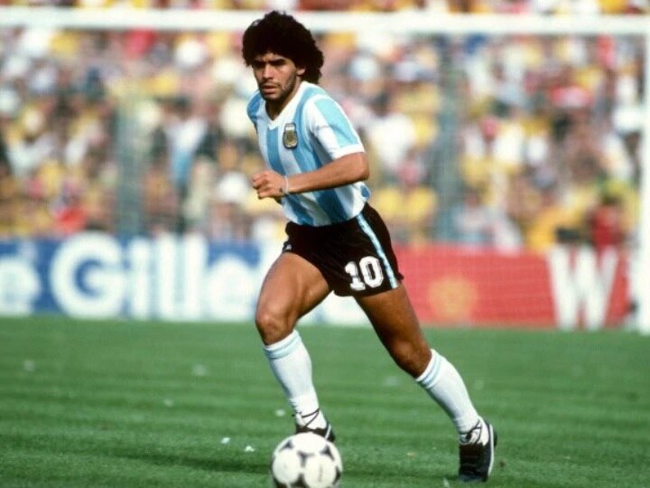 Diego Maradona Death Football legend Maradona Career Highlights Journey and Making of Argentinian Soccer player Diego Maradona Diego Maradona Death: সেপটিক ট্যাঙ্কে পড়ে গিয়ে গলা পর্যন্ত ডুবেও বলই খুঁজে যাচ্ছিল বছর দশেকের ছেলেটা, ঠিক সময়ে কাকা এসে না পড়লে....