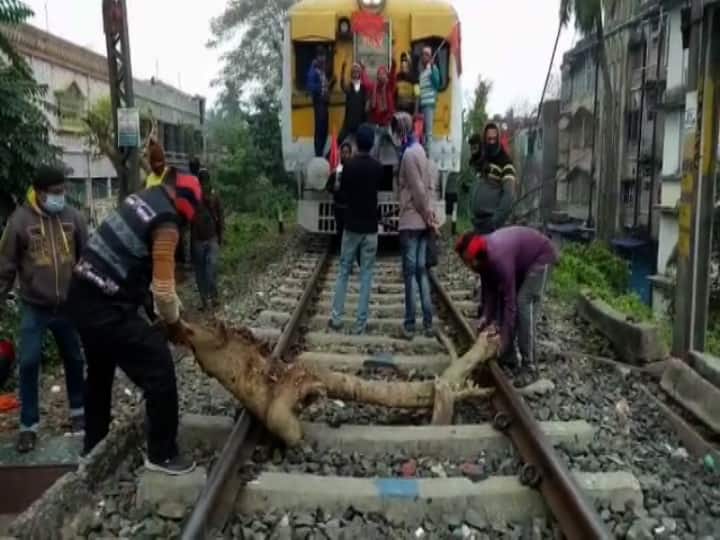  হাওড়ার ডোমজুড় স্টেশনে রেললাইনে গাছের গুঁড়ি ফেলে অবরোধ শুরু করেন বাম কর্মীরা। এর জেরে আটকে পড়ে ডাউন হাওড়া-আমতা লোকাল। 
