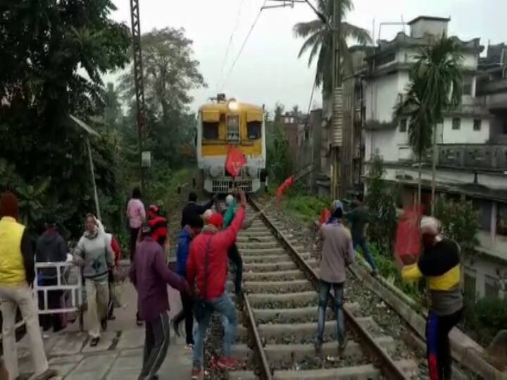 শিয়ালদা-কৃষ্ণনগর মেন শাখায় শ্যামনগর স্টেশনের কাছে ১০ মিনিট রেল অবরোধ করেন ধর্মঘট সমর্থনকারীরা।  মধ্যমগ্রাম স্টেশনের কাছে ডাউন বনগাঁ লোকাল লক্ষ্য করে ধর্মঘটীরা পাথর ছোড়ায় যাত্রীদের মধ্যে আতঙ্ক ছড়ায়। 