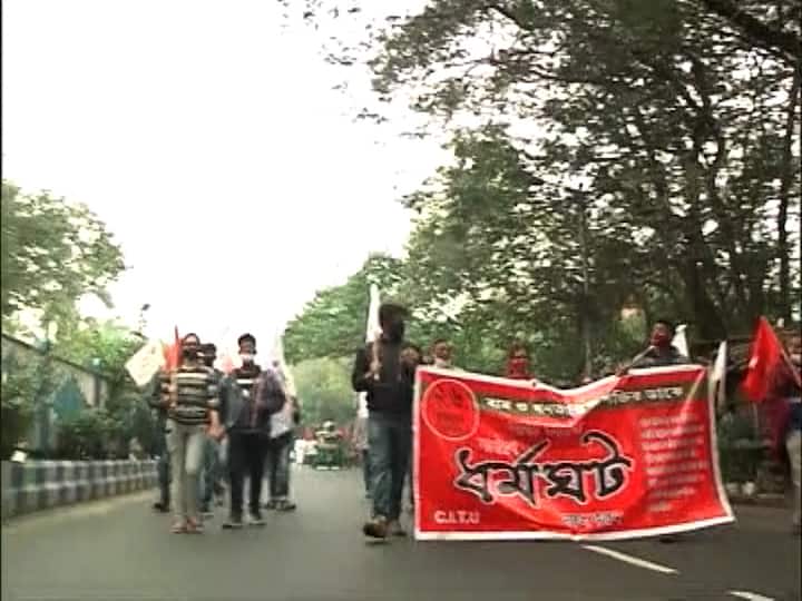 যাদবপুরে সুজন চক্রবর্তীর নেতৃত্বে ধর্মঘটের সমর্থনে মিছিল। পরে যাদবপুর স্টেশনে রেললাইন অবরোধ করেন বাম-কংগ্রেস কর্মীরা। ট্রেন আটকে পড়ায় পুলিশের সঙ্গে বচসায় জড়ান ধর্মঘটীরা।  