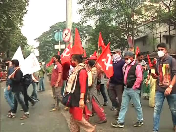 বিশাল মিছিলে পায়ে পা মিলিয়ে হাঁটেন অসংখ্য ধর্মঘটী।