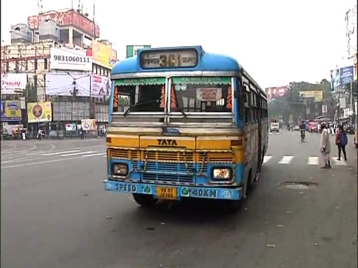 গড়িয়ার বিভিন্ন জায়গায় ধমর্ঘটের সমর্থনে মিছিল। কামালগাজি মোড়ে সরকারি বাসের লুকিং বাস ভেঙে চালককে হুমকি ধমর্ঘটীদের। অটো দাঁড় করিয়ে যাত্রীদের নামিয়ে দেওয়া হয়। বাস থেকে যাত্রীদের নামিয়ে দেওয়ায় ধর্মঘটীদের সঙ্গে বচসায় জড়িয়ে পড়েন তাঁরা।