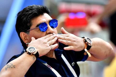Diego Maradona यांच्या संपत्तीचा लिलाव; लग्झरी कारपासून सिगारच्या बॉक्सचाही समावेश Diego Maradona यांच्या संपत्तीचा लिलाव; लग्झरी कारपासून सिगारच्या बॉक्सचाही समावेश