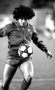 চলে গেলেন রাজপুত্র: ফিরে দেখা দিয়েগো মারাদোনার প্রবাদপ্রতিম ফুটবল জীবনকে