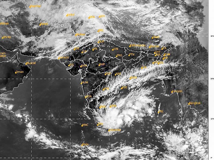 Nivar Cyclone Update: Storm Crosses Tamil Nadu, Pudducherry; Trees Uprooted, Power Supply Disrupted Nivar Cyclone Update: শক্তি কমিয়ে পুদুচেরিতে আছড়ে পড়ল ঘূর্ণিঝড় 'নিভার', বিস্তীর্ণ এলাকা বিদ্যুৎহীন