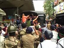 মাঝেরহাট ব্রিজ: তারাতলায় বিজেপির মিছিল, বিজয়বর্গীয়কে 'গ্রেফতার', 'উনি নিজেই বাসে উঠেছেন', দাবি পুলিশের