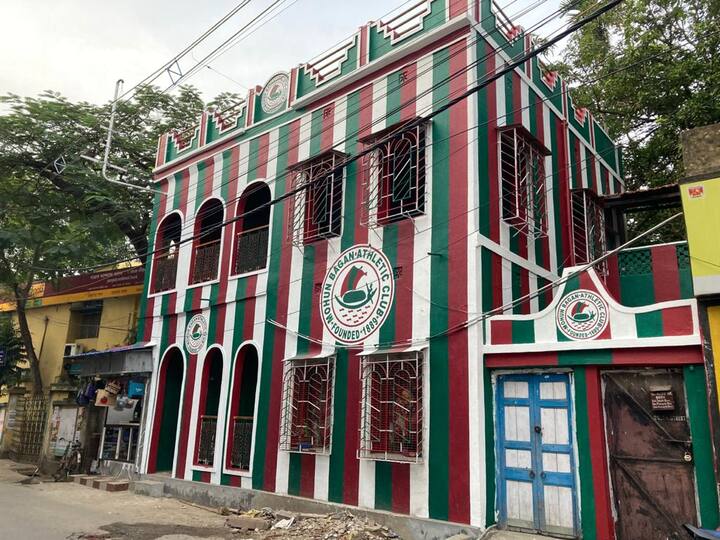 সবুজ-মেরুন বনাম লাল-হলুদ শিবিরের ফুটবল-দ্বৈরথ! ডার্বি উত্তেজনার রঙ লাগল বাড়ির দেওয়ালে!  উত্তরপাড়ায় ক্লাবের পতাকার রঙে বাড়ির দেওয়াল রাঙিয়ে তুললেন এক মোহনবাগান সমর্থক। 