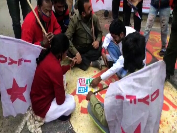 Strike organisers play cricket, football on the road, gift red roses to bus drivers! রাস্তা আটকে ক্রিকেট, ফুটবল, ক্যারম-লুডো, বাসকর্মীদের লাল গোলাপ, বাসে ফুল, মাস্ক বিলি ধর্মঘটীদের