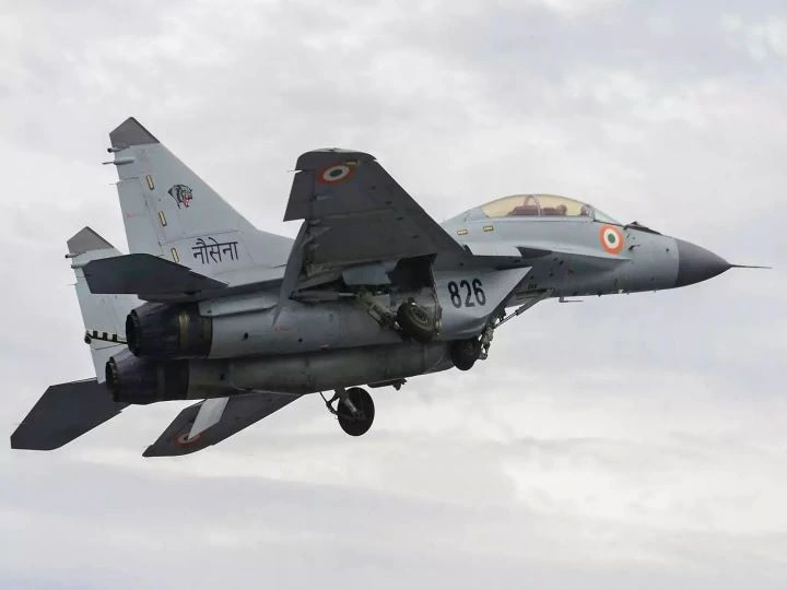 Indian Navy MiG-29K trainer jet crashes into Arabian Sea 1 pilot rescued, search on for other Indian Navy Plane Crash: প্রশিক্ষণের সময় আরব সাগরে ভেঙে পড়ল মিগ-২৯কে, নিহত বিমানচালক, নিখোঁজ  এক