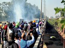 Farmers Protest: কৃষক আন্দোলনের তৃতীয় দিন, দাবিতে অনড় বিক্ষোভকারীরা, দেখে নেওয়া যাক-এখনও পর্যন্ত কী ঘটল