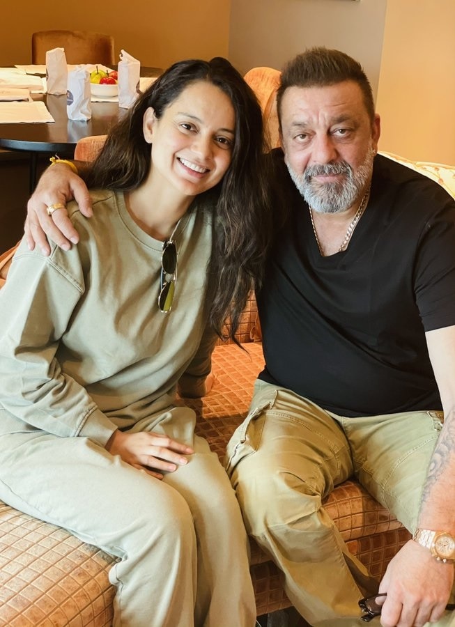 Kangana Ranaut trolled in social media over her pose with Sanjay Dutta সঞ্জয় দত্তর সঙ্গে একই ফ্রেমে,  নেট-নগরে ‘দ্বিচারিতা’য় অভিযুক্ত কঙ্গনা, ট্রোলের শিকার