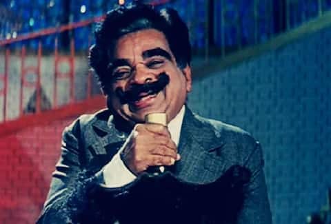 কমেডিয়ান হিসেবে জনপ্রিয় ছিলেন মুকরিও। তাঁর চেহারাই এমন ছিল, তিনি পর্দায় আসামাত্রই দর্শকরা হাসিতে ফেটে পড়তেন। তাঁর আসল নাম মহম্মদ উমর মুকরি। তিনি প্রায় ৬০০ ছবিতে অভিনয় করেন। যে কোনও ছবিতে যত স্বল্প সময়ের জন্যই তিনি অভিনয় করুন না কেন, আলাদা করেন নজর কেড়ে নিতেন। ২০০০ সালে তিনি প্রয়াত হন। 