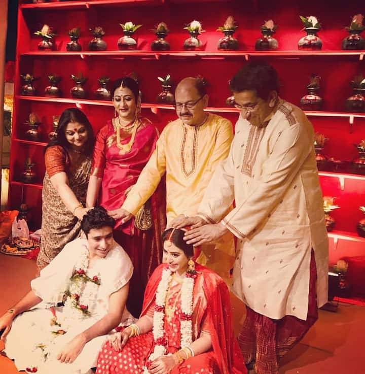 ঋধিমাও বিয়ের তারিখে দুজনের মা-বাবার সঙ্গে এই ছবিটি শেয়ার করেন। 