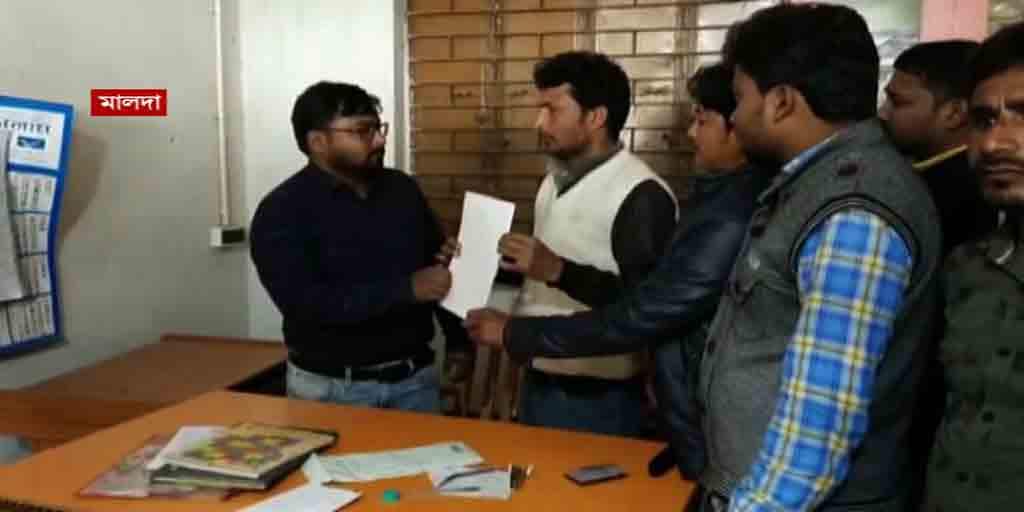 Parents-students protest against teacher transfer, lock the headmaster in school গোটা স্কুলে একজনই দিদিমণি! তাঁকেই বদলির সিদ্ধান্ত, অভিভাবক, পড়ুয়াদের হাতে ঘেরাও প্রধান শিক্ষক