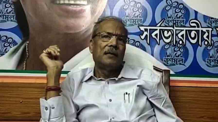 বাড়িতে পিকের টিম, 'ভোটে দাঁড়াব না, দলের নেতারা এলে ভাল হত', অনড় তৃণমূল বিধায়ক শীলভদ্র West Bengal assembly election Vote strategist Prashant Kishores team visit to barrackpur TMC MLA Shilbhadra Dutta, says will not contest poll বাড়িতে পিকের টিম, 'ভোটে দাঁড়াব না, দলের নেতারা এলে ভাল হত', অনড় তৃণমূল বিধায়ক শীলভদ্র