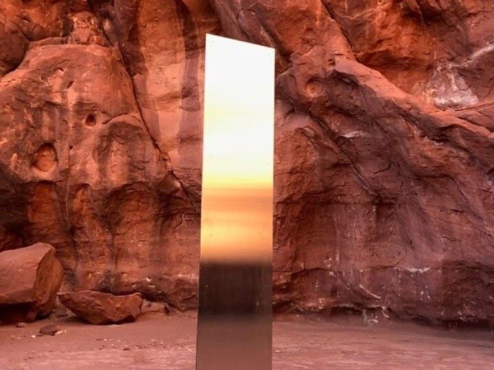 metal pillar suddenly disappears from the Utah desert in America আমেরিকার উটা মরুভূমি থেকে হঠাৎ গায়েব আজব ধাতব স্তম্ভ এবার দেখা গেল রোমানিয়ায়, কৌতুহল চরমে