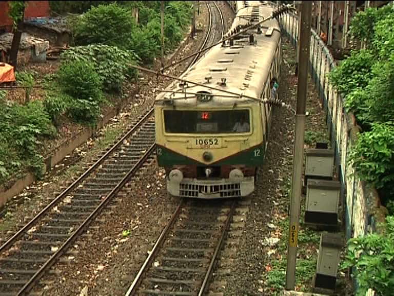 Inter district train service to start from Wednesday in the state শহরতলির লোকালের পর কাল থেকে আন্তঃজেলা ট্রেন, ৮১ টি নন সাবার্বন প্যাসেঞ্জার ট্রেন হাওড়া, আসানসোল ও মালদা ডিভিশনে