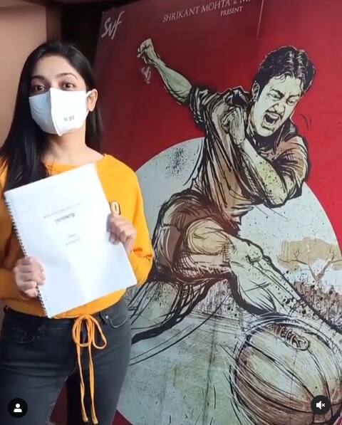 এই ছবিটি পোস্ট করে ইশা লেখেন, 'আমার হল শুরু'। আজ থেকে গোলন্দাজে নিজের ভূমিকায় অভিনয় শুরু ইশার। হাতে স্ক্রিপ্ট নিয়ে পোস্টারের সামনে দাঁড়িয়ে ছবি পোস্ট করলেন ইশা।