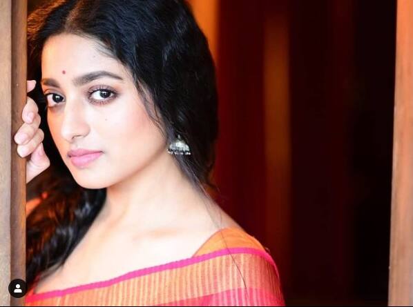 দেবের বিপরীতে এই ছবিতে দেখা যাবে ইশাকে। তিনিও আজ একটি ছবি পোস্ট করেন। 