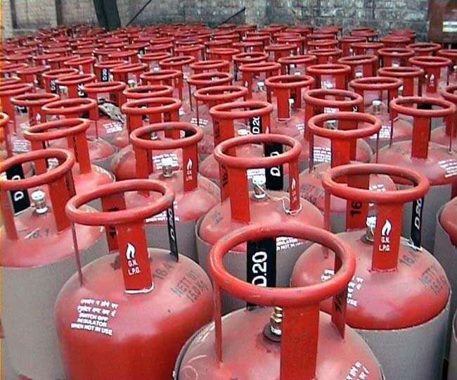 LPG Price Hike Subsidised LPG Hike 50 Per Cylinder Petrol Diesel Price Fuel Price Rise LPG Price Hike: বাড়ল মধ্যবিত্তর যন্ত্রণা, এক লাফে ৫০ টাকা বাড়ল রান্নার গ্যাসের দাম