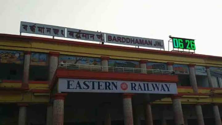 জেলায় জেলায় এবার গড়াতে শুরু করল প্যাসেঞ্জার ট্রেনের চাকা।  বুধবার থেকে চালু হল আন্তঃজেলা ট্রেন চলাচল। 