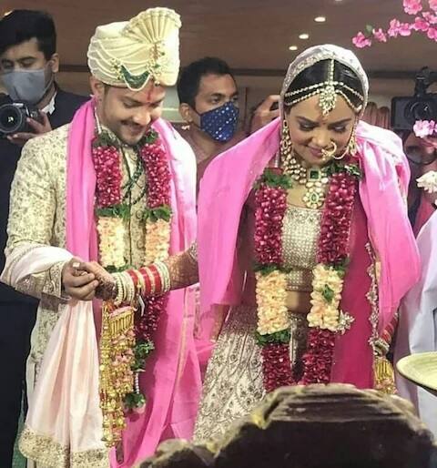 ছবিতে দুজনের চোখেমুখে খুশির ঝলক স্পষ্ট। 