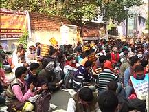 উচ্চ প্রাথমিকে শিক্ষক নিয়োগের দাবিতে এসএসসি ভবনের সামনে রাতভর অবস্থান বিক্ষোভ চাকরিপ্রার্থীদের