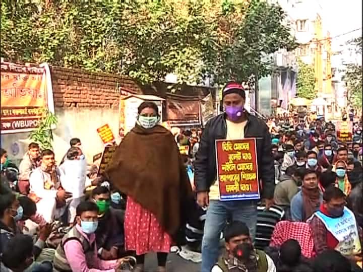 আন্দোলনকারীদের অভিযোগ, বিভিন্ন অছিলায় উচ্চ প্রাথমিকে শিক্ষক নিয়োগ প্রক্রিয়া বিলম্বিত করছে রাজ্য সরকার। বিচারধীন বিষয়, আদালত বললে নিয়োগ হবে, প্রতিক্রিয়া শিক্ষমন্ত্রীর।