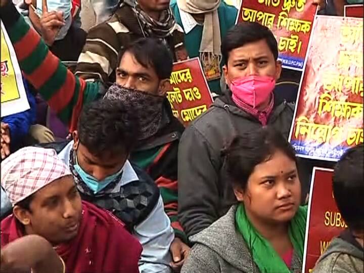 প্রতিবাদে সল্টলেক এসএসসি ভবনের সামনে রাতে অবস্থান-বিক্ষোভ শুরু করেন আন্দোলনকারীরা। 
