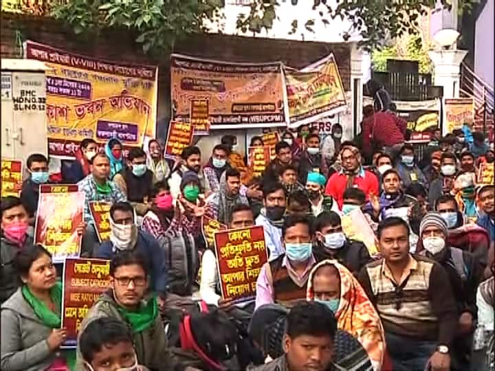  আন্দোলনকারীদের অভিযোগ, করুণাময়ী মোড়ের কাছে মিছিল আটকায় পুলিশ। জনা পঞ্চাশেক চাকরিপ্রার্থীকে আটক করা হয়। 