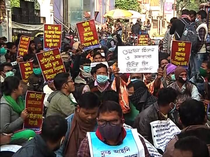 উচ্চ প্রাথমিকে শিক্ষক নিয়োগের দাবিতে সল্টলেকে এসএসসি ভবনের সামনে রাতভর অবস্থান বিক্ষোভ চাকরি প্রার্থীদের। আন্দোলনকারীদের অভিযোগ, বিভিন্ন অছিলায় উচ্চ প্রাথমিকে শিক্ষক নিয়োগ প্রক্রিয়া বিলম্বিত করছে রাজ্য সরকার। 