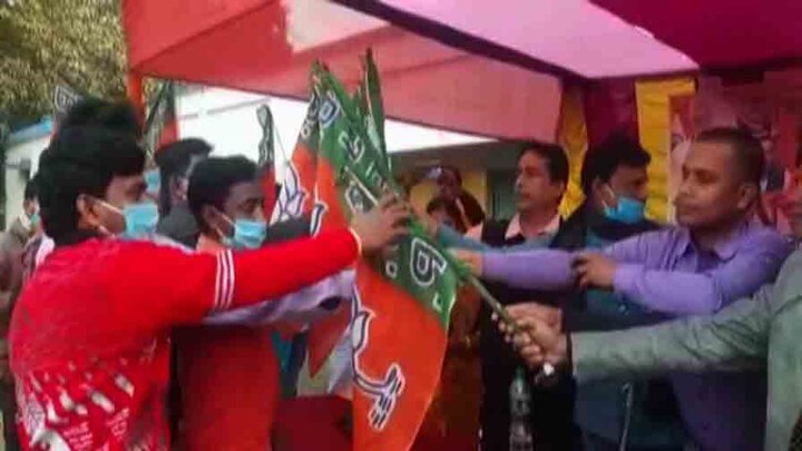 West Bengal Election 2021: TMC accused of obstructing people to join BJP at Chanchol in Malda West Bengal Election 2021: মালদার চাঁচলে বিজেপিতে যোগদানে বাধা দেওয়া নিয়ে শাসক-বিরোধী তরজা তুঙ্গে