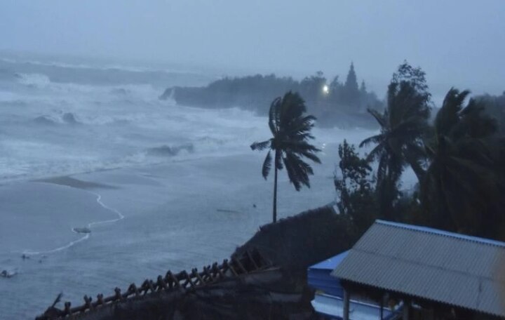Winter Weather Update: Cyclone Burevi : Kerala on high alert Winter Weather Update: সামনের সপ্তাহেই জাঁকিয়ে শীত? দক্ষিণে চোখ রাঙাচ্ছে ঘূর্ণিঝড় বুরেভি