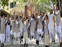 ICSE School Reopen: ā§Ē āĻāĻžāύā§ā§āĻžāϰāĻŋ āĻĨā§āĻā§ āϰāĻžāĻā§āϝ⧠āϏā§āĻā§āϞ āĻā§āϞāϤ⧠āĻāĻžā§ ICSE āĻŦā§āϰā§āĻĄ