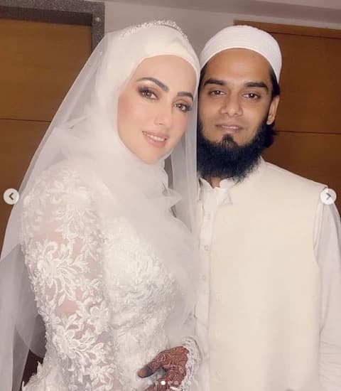 এবার সানা শেয়ার করলেন স্বামীর সঙ্গে রোমান্টিক ভিডিও।