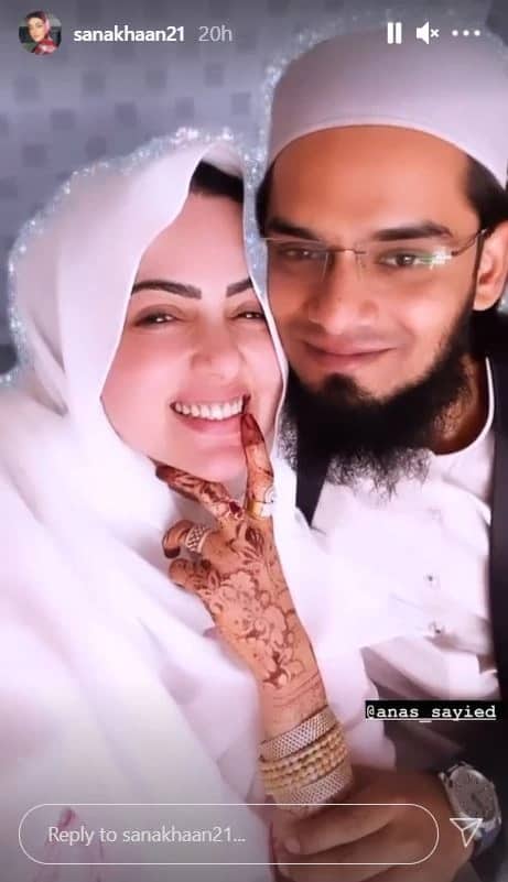 পাশাপাশি পোস্ট করেছেন বিয়ের নতুন কিছু ছবি। 