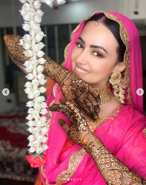 মেহন্দি থেকে গায়ে হলুদ- সব অনুষ্ঠানের ছবি শেয়ার করেছেন। 