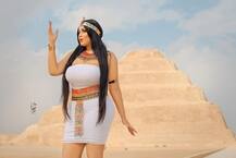 প্রাচীন মিশরীয় পোশাকে পিরামিডের সামনে মডেলের ফটোশ্যুট, ফটোগ্রাফার গ্রেফতার