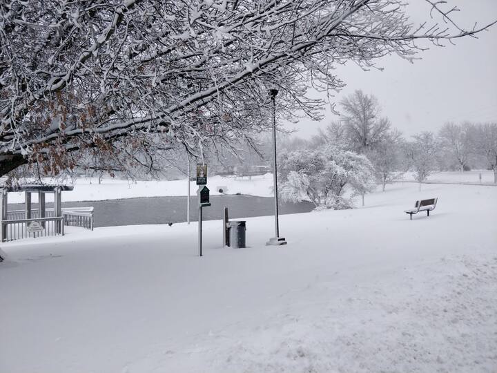 এই ছবি দেখলে সত্যিই মনে হয়, বরফ নিয়ে লোফালুফি খেলি। 