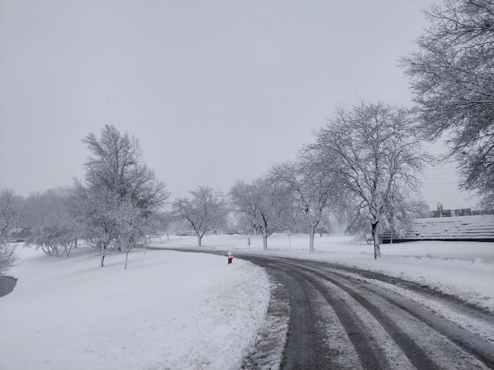 বিস্তীর্ণ এলাকা বিদ্যুৎহীন হয়ে পড়েছে। ফলে, সমস্যায় হাজার হাজার মানুষ।