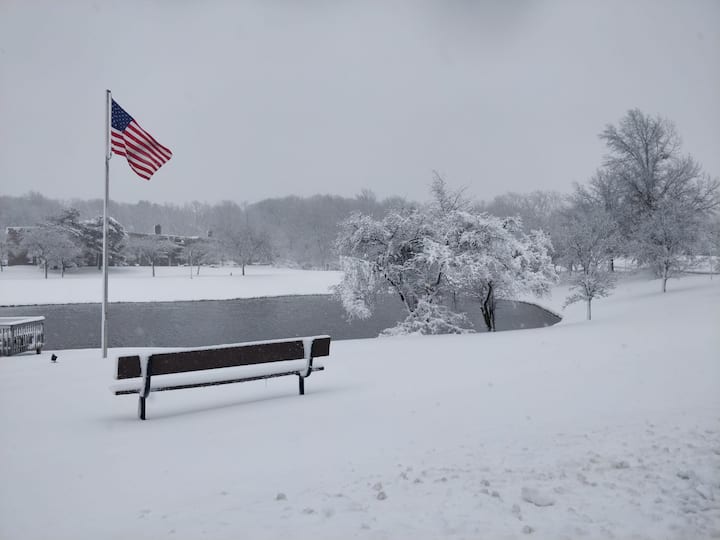 ওহায়োর গগা কাউন্টিতে সাড়ে ২৫ ইঞ্চি বরফ পড়েছে।