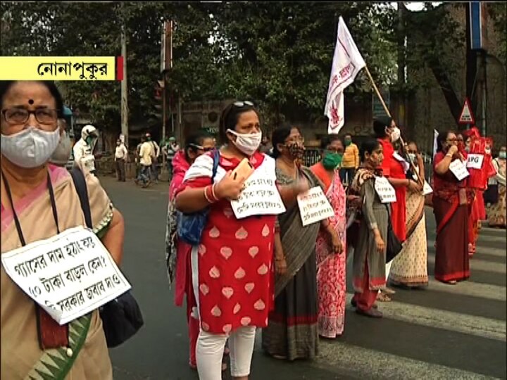 CPM Womens wing block road in Kolkata to protest price hike of LPG রান্নার গ্যাসের দামবৃদ্ধির প্রতিবাদে শহরে রাস্তা অবরোধ করে বিক্ষোভ সিপিএমের মহিলা সংগঠনের