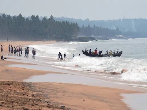 আবহাওয়া দফতরের পক্ষ থেকে জানানো হয়েছে, আগামী ২৪ ঘণ্টা তামিলনাড়ু ও পুদুচেরিতে বৃষ্টি হতে পারে। অন্ধ্রপ্রদেশের দক্ষিণ উপকূল ও কেরলেও বৃষ্টি হতে পারে। ছবি সৌজন্যে পিটিআই 